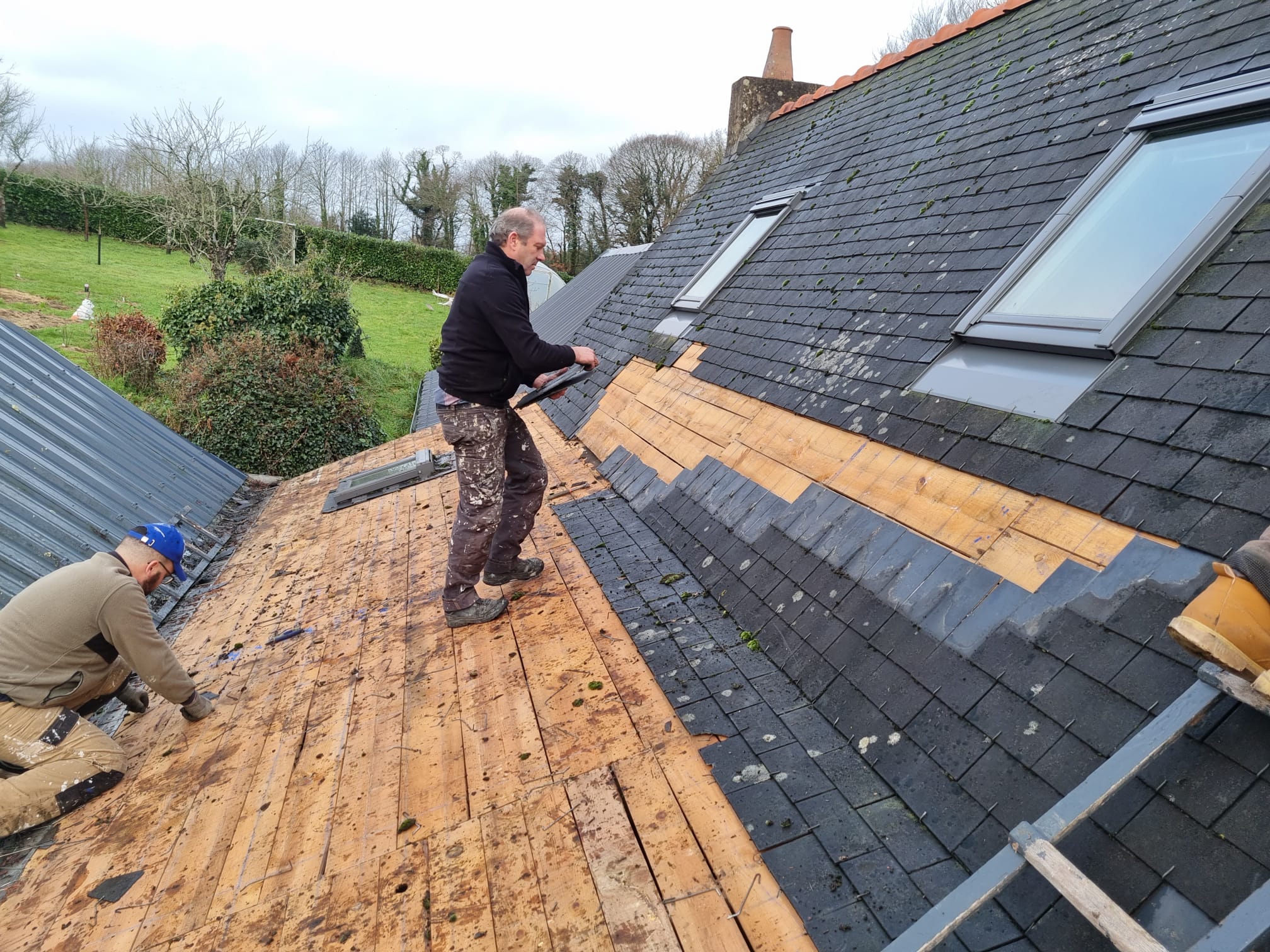 Rénovation toiture ardoise et velux - Finistère